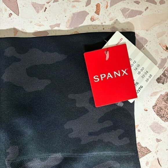 Spanx Look at Me Now Seamless Leggings Cropped
Black Camo size XS new - Picture 10 of 11